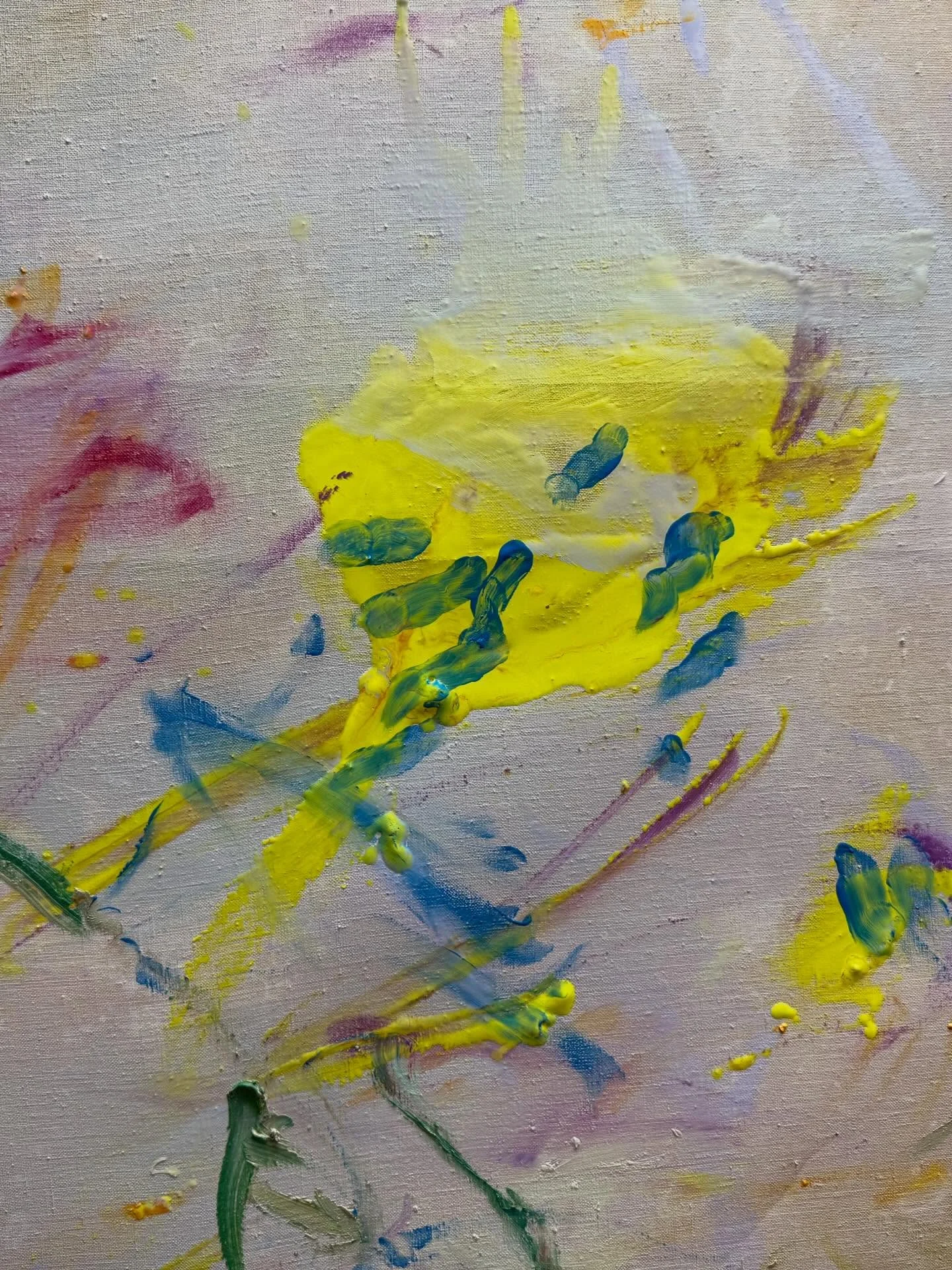 Composición pastel amarillo azul